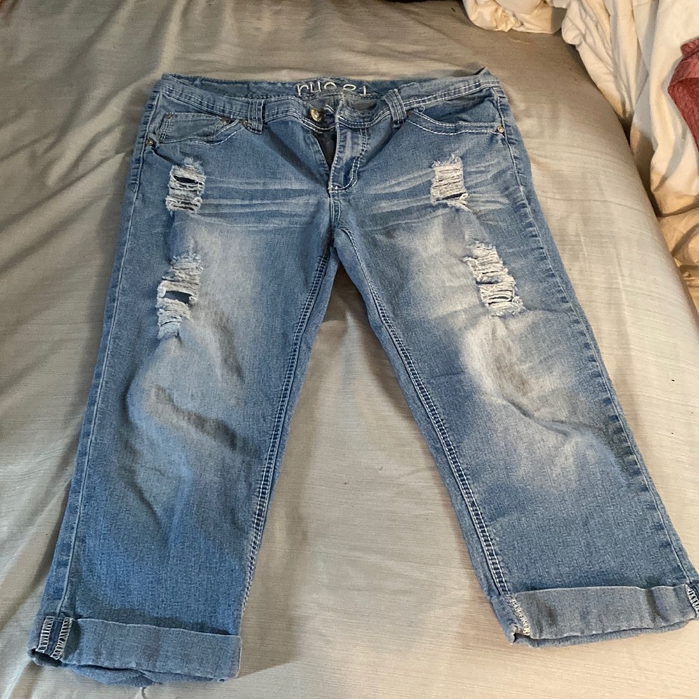 rue 21 distressed capris